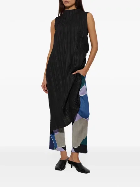 Kelnės Pleats Please Issey Miyake su abstrakčiu raštu violetinė