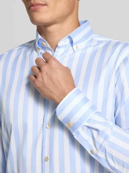 Koszula casualowa o kroju slim fit z kołnierzykiem typu button down model ‘Sergio’ Olymp Signature błękitna
