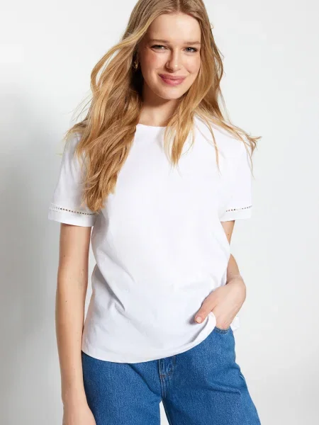 Tricou Trendyol cu broderie tricotate cu decolteu rotund alb