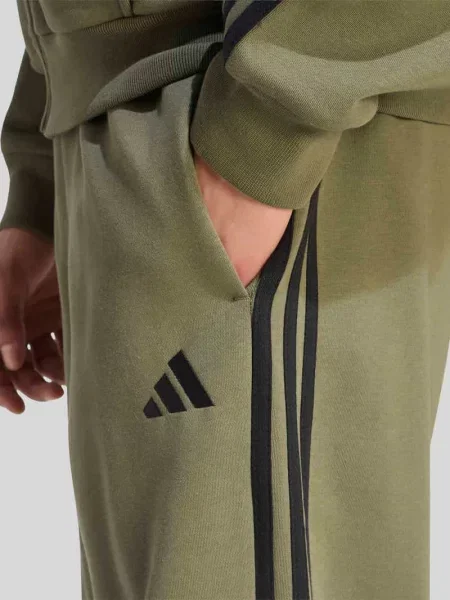 Spodnie dresowe o kroju regular fit z mieszanki bawełny Adidas Sportswear oliwkowe