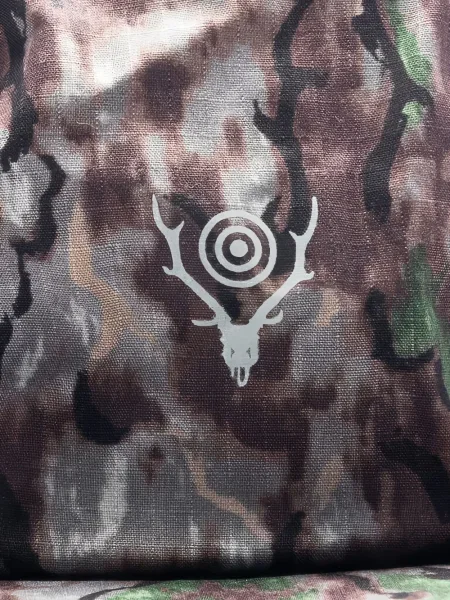 Pălărie South2 West8 cu model camuflaj maro