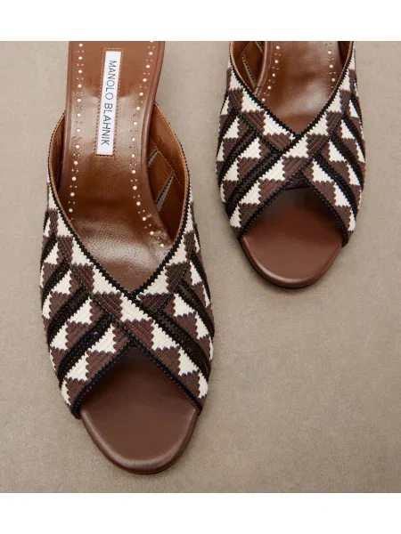Papuci tip mules Manolo Blahnik tricotate maro