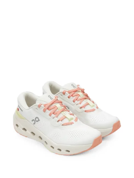 Sneakers On λευκό