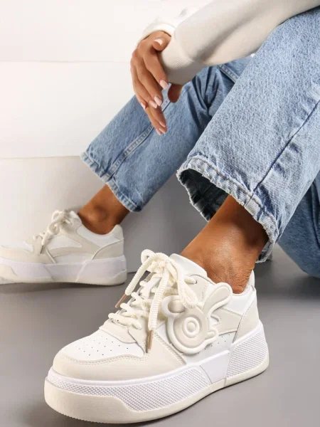 Biało-Beżowe Sneakersy na Niskiej Platformie z Wypukłą Ozdobą Irasa białe