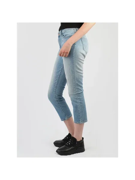 Džínsy s rovným strihom Wrangler orezané modrá
