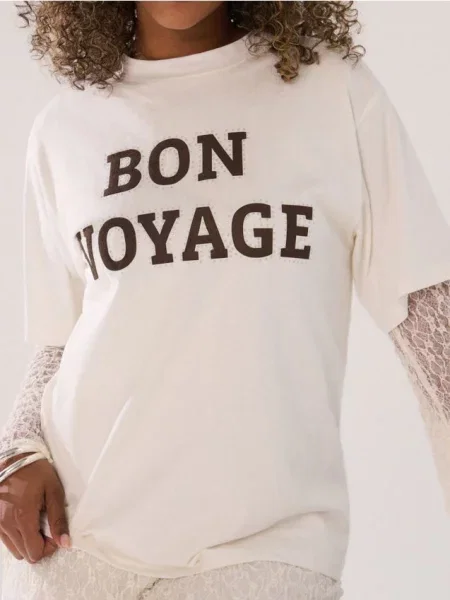 Футболка з написом кремовий