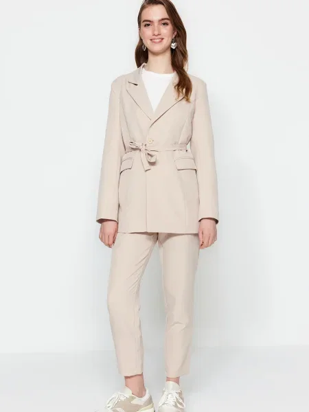 Pantaloni Trendyol din crep cu strasuri