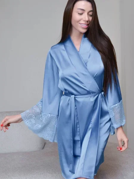 Атласный женский халатик блакитний