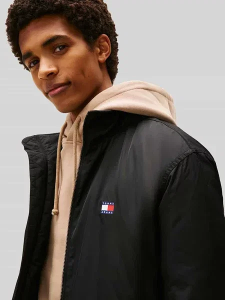 Bomberka o kroju relaxed fit ze stójką Tommy Jeans czarna