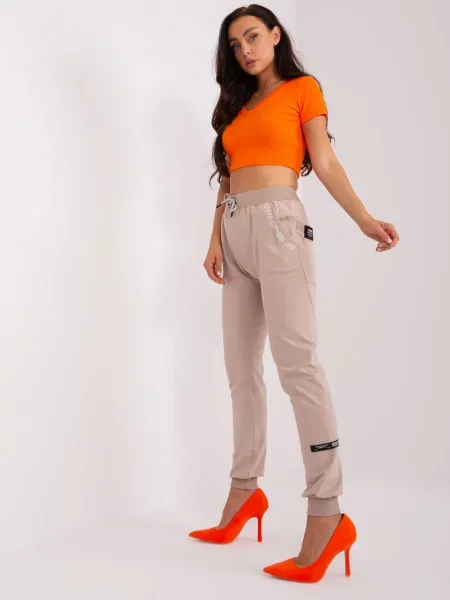 Pantaloni de trening Fashionhunters cu inscripții bej