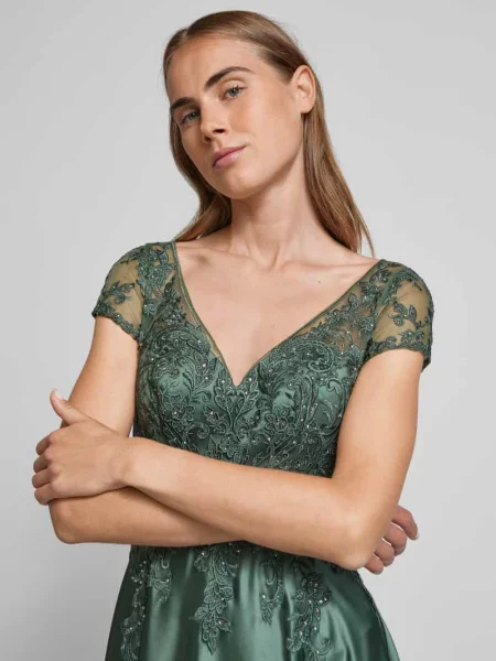 Sukienka wieczorowa taliowana z obszyciem koronką i ozdobnymi kamieniami Luxuar