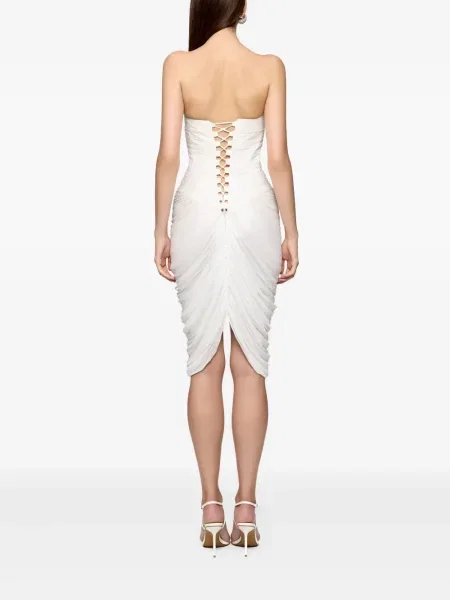 Rochie Ana Radu drapată cu umerii deschiși de costum alb