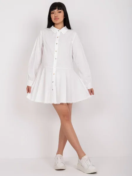 Rochie tip cămașă Fashionhunters cu mâneci lungi lungă de costum alb