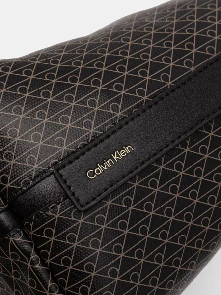 Calvin Klein Táska Emblem Aop Medium Bucket fekete