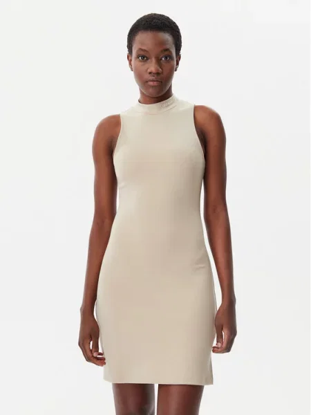 Sukienka o długości do kolan z golfem beżowa