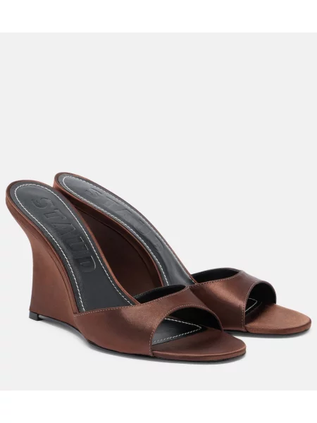 Papuci tip mules Staud din satin cu pană maro
