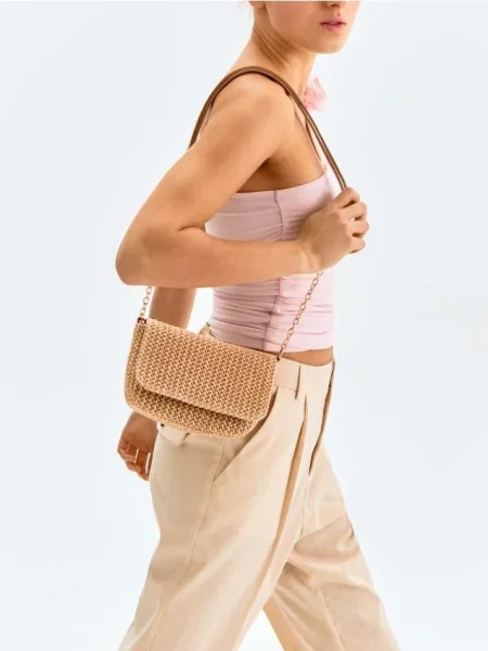 Мала плетена сумка з регульованим ремінцем кремовий