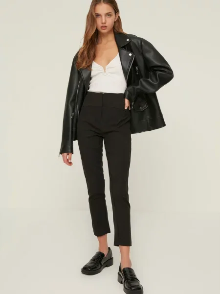 Spodnie Trendyol w jednolitym kolorze czarne