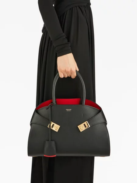 Iš natūralios odos mažas odinė rankinė Ferragamo juoda