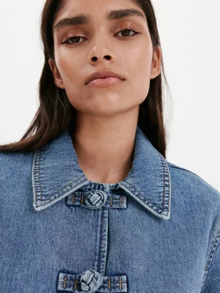Kurtka denim z detalem w postaci alamarów średni Kobieta M MANGO niebieski