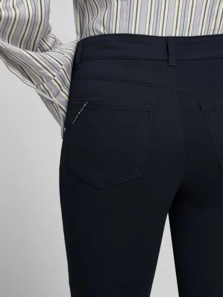 Spodnie materiałowe o kroju straight fit w 5 kieszeni Christian Berg Woman granatowe