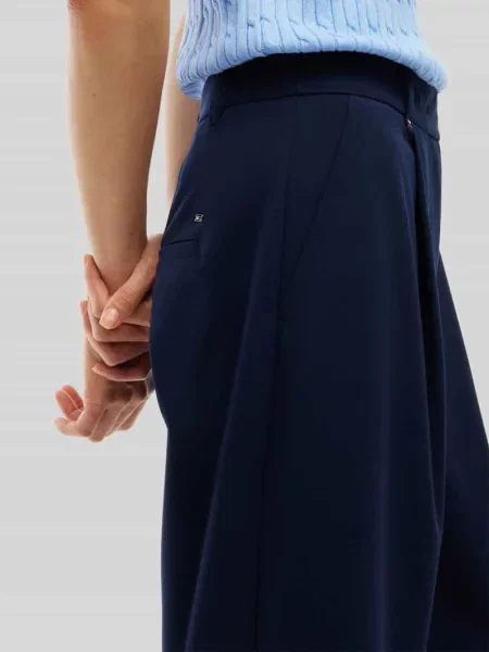 Spodnie z zakładkami w pasie o kroju barrel fit z mieszanki Tommy Hilfiger granatowe