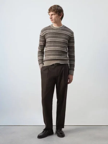 Sweter z dzianiny z mieszanki wełny i alpaki w paski średni Mężczyzna M MANGO MAN brązowy