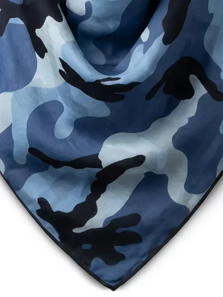 Fular Valentino Garavani cu model camuflaj albastru