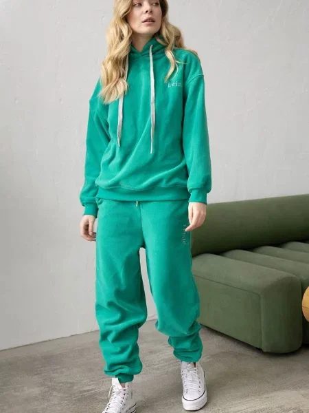 Женский спортивный костюм