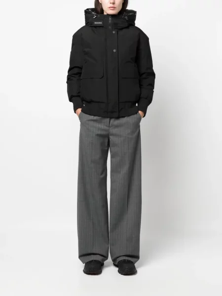 Bunda Woolrich se stahovací šňůrkou černá