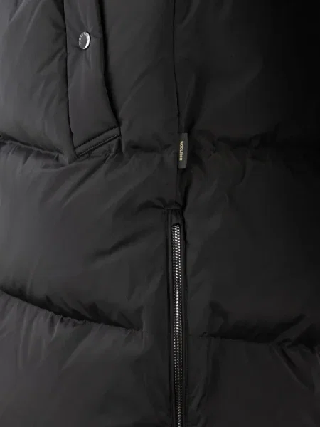 Geacă cu puf Woolrich cu glugă negru