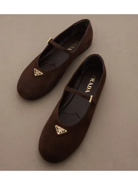 Pantofi cu toc Prada din piele de căprioară maro