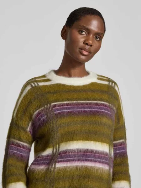 Sweter z dzianiny we wzór na całej powierzchni model CHEA' Y.a.s oliwkowy
