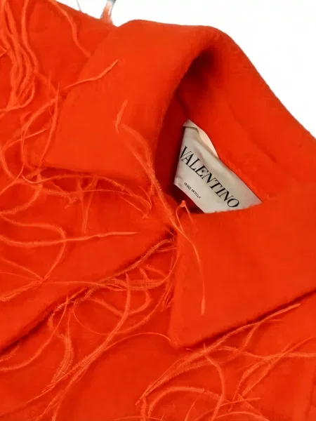 Paltas Valentino Garavani su plunksnomis oranžinė