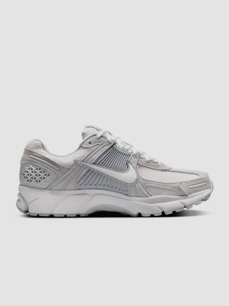 Кожаные кроссовки Nike Vomero серые