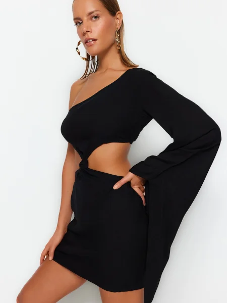 Sukienka mini Trendyol na jednym ramieniu czarna