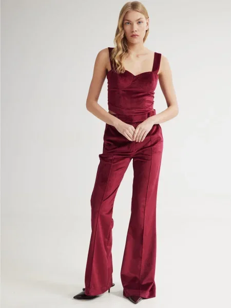 Pantaloni roşu închis