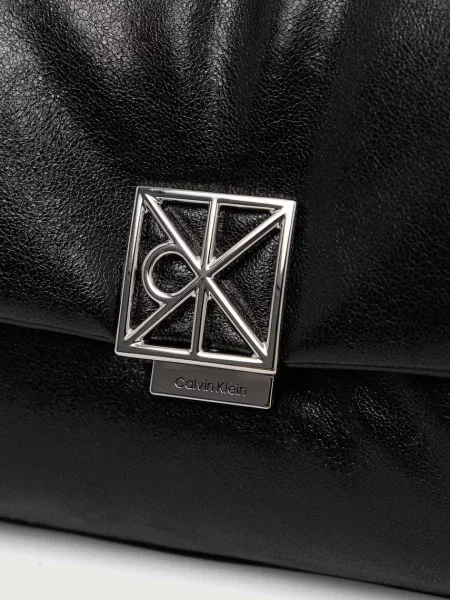 Calvin Klein Válltáska Emblem fekete