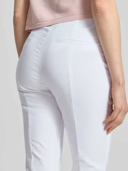 Spodnie materiałowe o kroju slim fit w skróconym kroju Christian Berg Woman białe