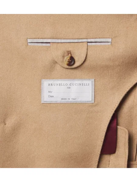 Costum Brunello Cucinelli cu două rânduri de nasturi bej