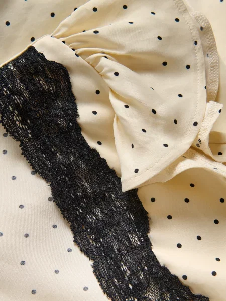 Reserved Блузка з мереживом кремовий 