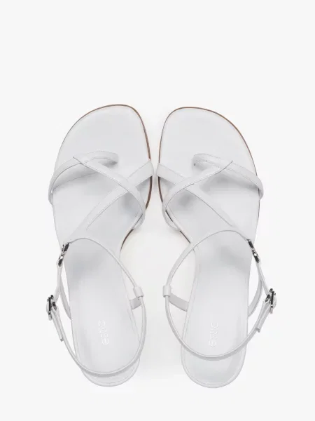 Кожаные босоножки Estro белые