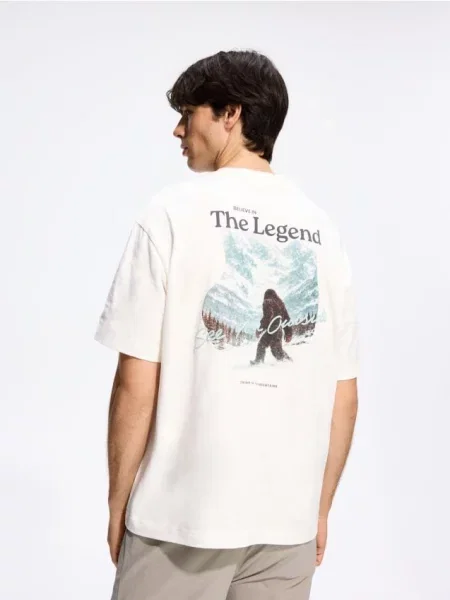 Reserved T-shirt boxy z nadrukiem na plecach złamana biel