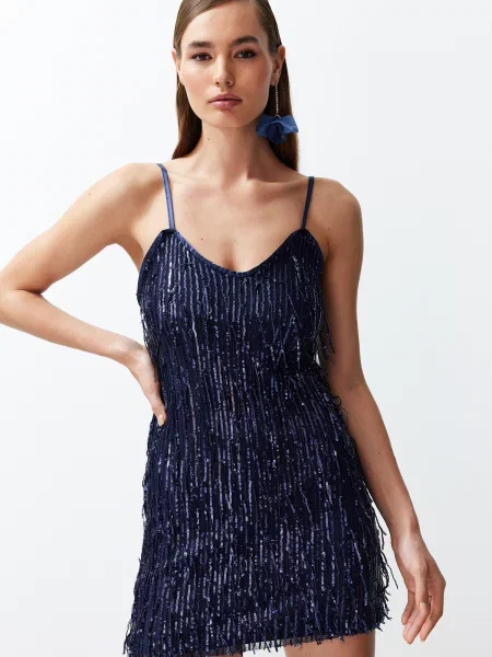 Sukienka wieczorowa Trendyol z cekinami elegancka czarna