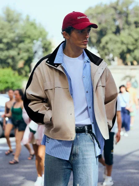 Bershka Prechodná bunda tmelová čierna