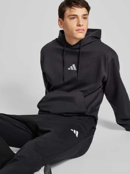 Adidas bluza Feelcozy z kapturem z aplikacją czarny
