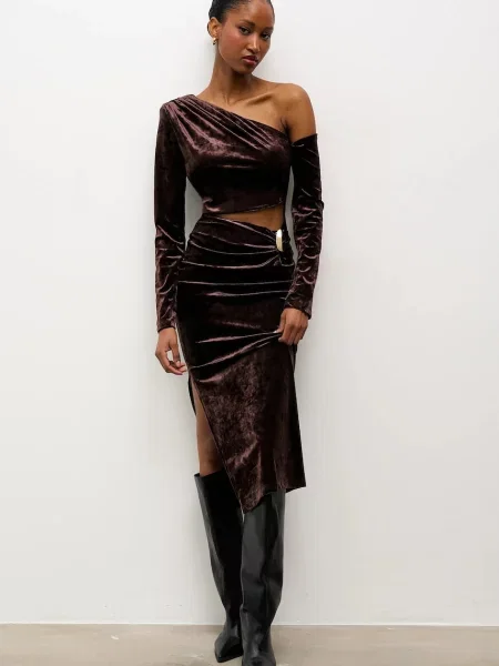 Answear.LAB sukienka midi dopasowana brązowy