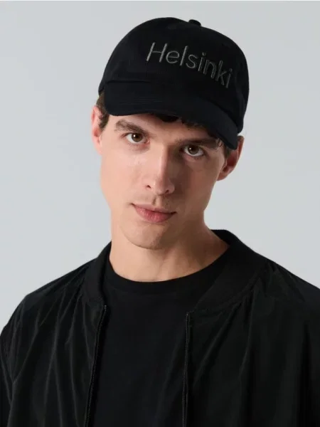Sinsay Czapka z daszkiem z haftowanym napisem czarny