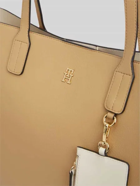 Torba shopper z przegródką zapinaną na błyskawiczny i zawieszką na drobiazgi Tommy Hilfiger beżowa