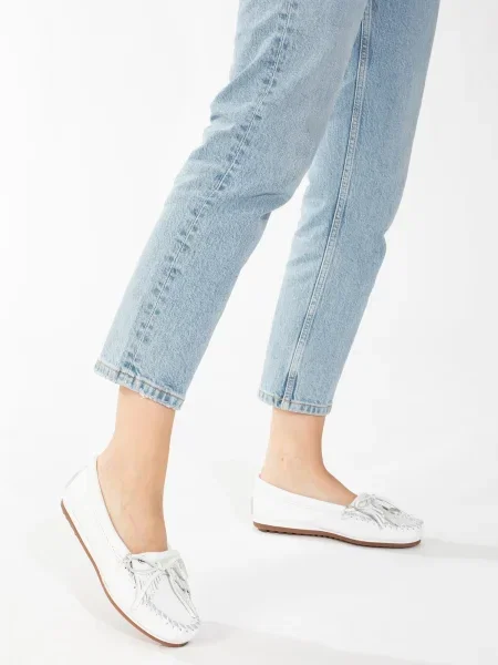 Minnetonka Mokasíny Kilty plus' biela